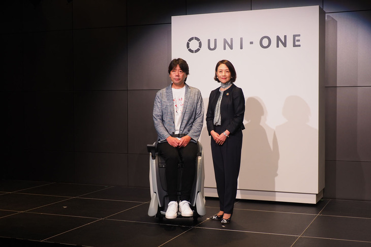 「ユニワン」の発表イベントに登壇した本田技研工業 新規事業開発部の中原大輔氏（写真左）とサンリオエンターテイメント代表取締役社長の小巻亜矢氏（同右）。