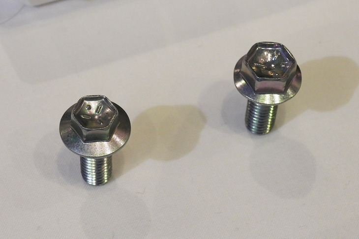 ボルトの頭部を12mmから10mmに小型化することで、締結力を保ったまま1gの軽量化を実現。これは二輪の技術を転用したものだ。たかが1gだが、クルマ1台につき2000本のボルトが使われているのでばかにできない。
