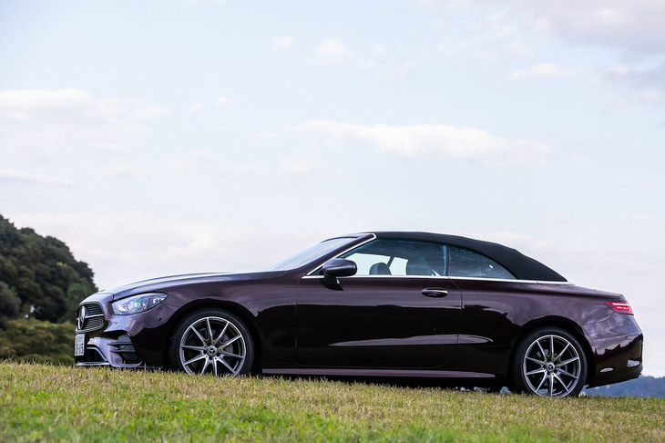 「E300カブリオレ スポーツ」のボディーサイズは全長×全幅×全高＝4845×1860×1430mm、ホイールベースは2875mm。