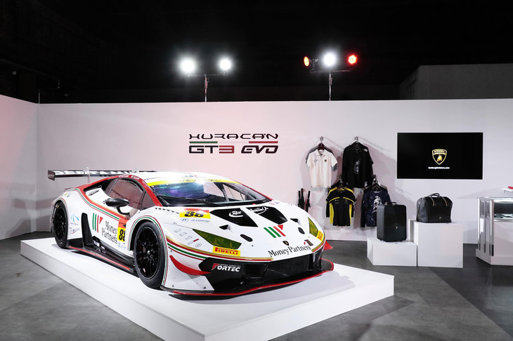 「ウラカンGT3 EVO」やランボルギーニのライフスタイルコレクションが展示された会場の様子。