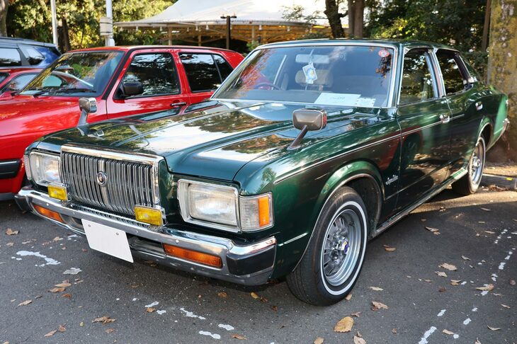 1974～1979年に販売された5代目「トヨタ・クラウン」。撮影車は、同モデルより投入された4ドアピラードハードトップだ。当時のクラウンにはMTが用意されており、こちらも5段MT仕様だった。その高性能ぶりを語るように、リアには「5SPEED」のエンブレムが。グレードは、豪華内装仕様となる2リッターエンジンの「スーパーサルーン エクストラ」である。