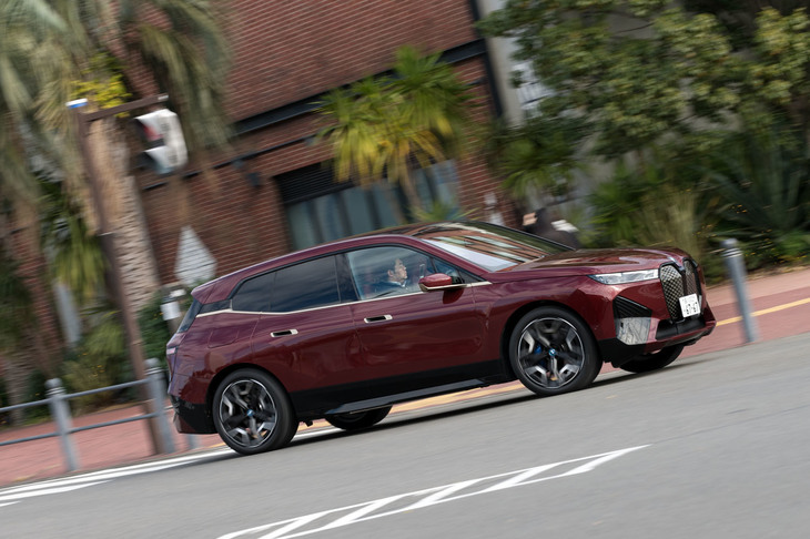 2.5tを超える重量級のモデルでありながら、0-100km/h加速は4.6秒と高い動力性能を誇る「iX xDrive50」。一充電走行可能距離は、WLTCモードで650kmとされている。