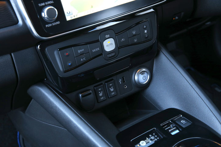 センターコンソールには、エアコンやシートヒーターのスイッチ類、USBコネクターがレイアウトされる。