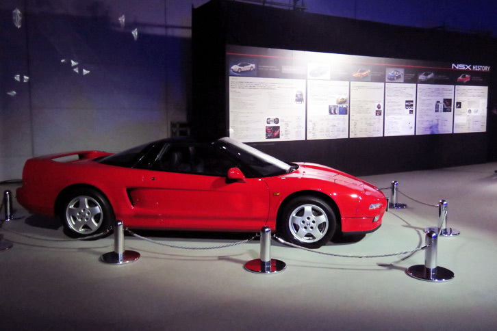 2016年8月25日の発表会において、会場に展示されていた初代「NSX」。軽量・高剛性のアルミボディーの中央に、3リッターのV6自然吸気エンジンを搭載したミドシップのスポーツカーだった。