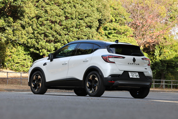 今回試乗した車両のボディーは「ブランナクレM」と呼ばれるホワイトに塗られていた。これを含め限定車「リミテッド」では、「グリラファルM」「ブルーアイロンM」「グリカシオペM」の全4色から外板色が選択できる。いずれも「ノワールエトワールM」のルーフを組み合わせたツートンカラーとなっている。