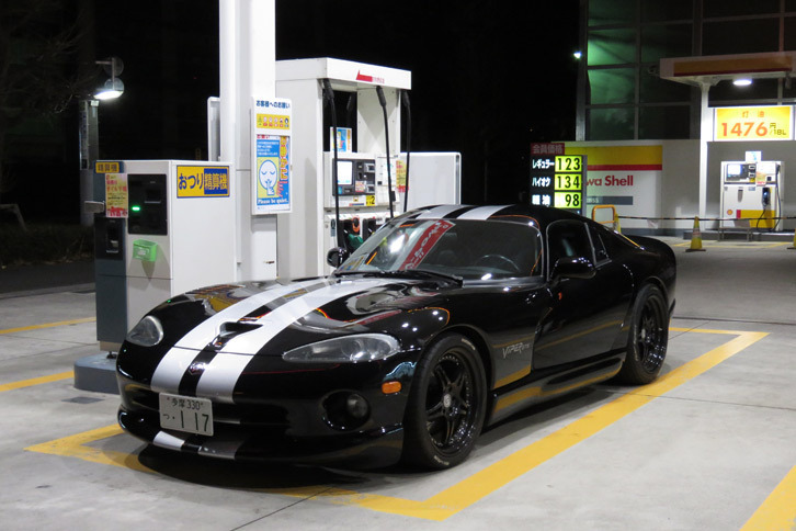 給油中の「バイパー」の様子。踏まなければ5km/リッターとか6km/リッターとかは走る。それをもってして、「燃費がいい！」と言うかどうかはビミョーなところだが。