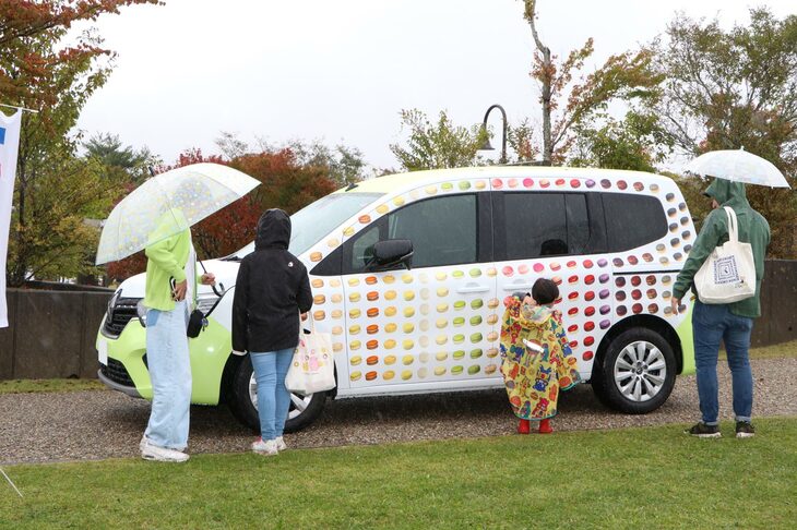 フランス菓子の名店「ピエール・エルメ・パリ」の25周年を記念して、2023年10月にルノー・ジャポンがプレゼントしたオリジナルデコレーションの「カングー」。マカロンデザインのかわいさが、子供たちにも好評だった。