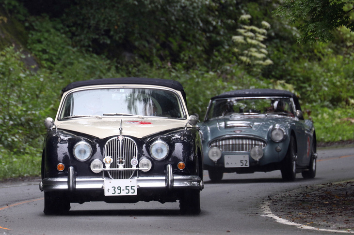 1963年「ジャガーMk2 3.8ヴィカレッジ コンバーチブル」。英国のクラシックジャガーのスペシャリストであるヴィカレッジによる、Mk2を2ドアコンバーチブル化したモデル。続くのは同「オースチン・ヒーレー3000 Mk2」。