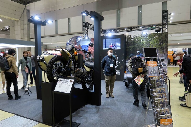 東京モーターサイクルショー2023の会場より、ウラル・ジャパンのブースの様子。