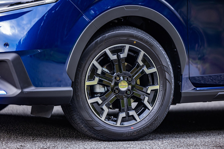 「ノートAUTECHクロスオーバーFOUR」に装着される専用デザインの16インチアルミホイールは、従来モデルと同アイテム。今回の試乗車は、195/60R16サイズの「ブリヂストン・エコピアEP150」タイヤを組み合わせていた。