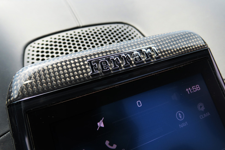 フェラーリ・ローマ スパイダー（「Ferrari」ロゴ）