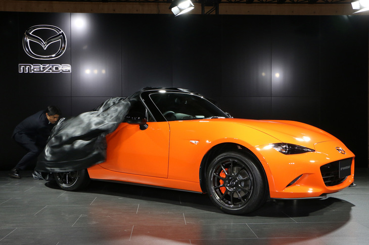 アンベールされる「ロードスター30周年記念車」。