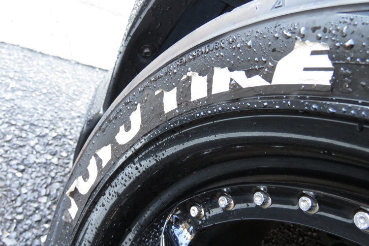 すっかり落ちてしまった「TOYO TIRE」のタイヤステッカー。うーん。早いところなんとかしたい。