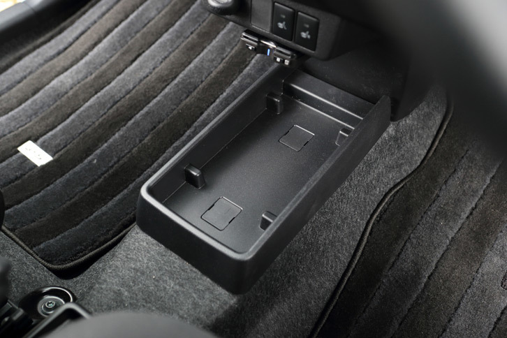 センターフロアトレーの下部にはサイドに突起が設けられており、ティッシュボックスを置いても、下の隙間に小物がしまえる。