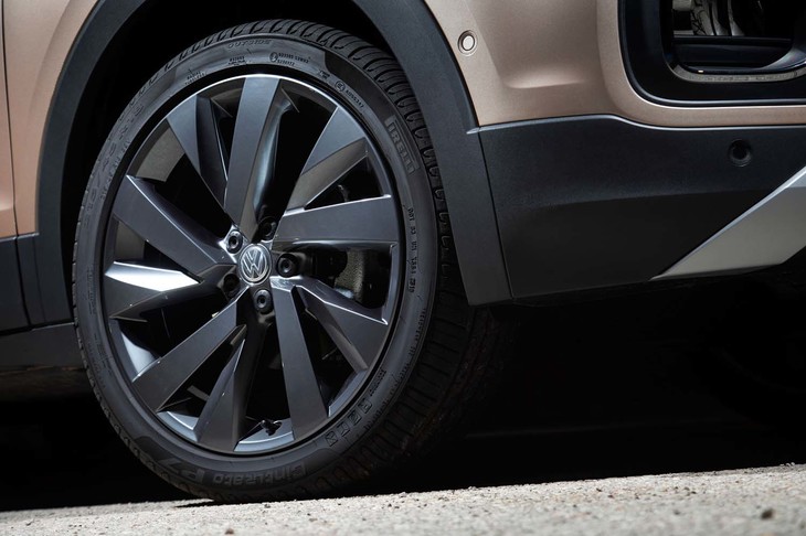 ホイールのサイズは、写真の18インチが最大。ほかに16インチと17インチが用意される。