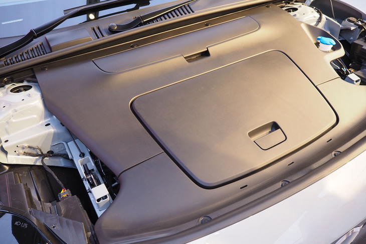 ボルボEX30クロスカントリー（用品装着車の前部荷室）