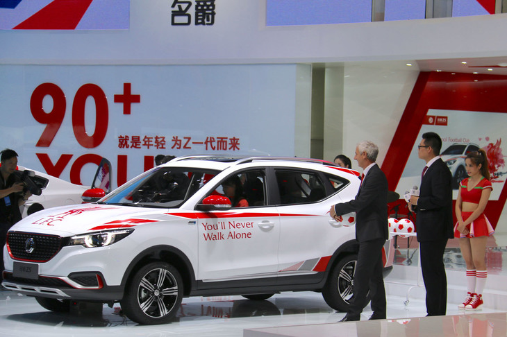 2017年の上海モーターショーで、MGはサッカーのリバプールFCの地域パートナーとなったことをアピール。イアン・ラッシュ選手（右から3番目）も登場して盛り上げた。2019年にはグローバルパートナーに。