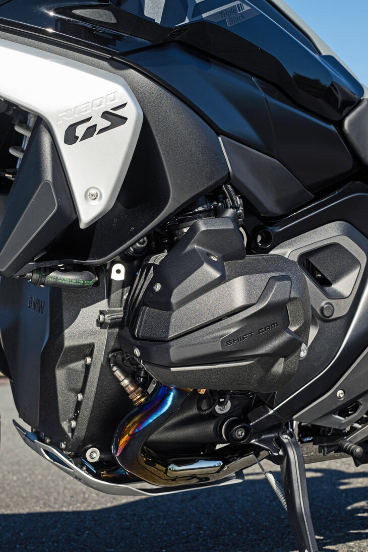 新設計の1.3リッター対向2気筒エンジンは、従来型よりパワーとトルクを高めつつ、同時に軽量化・小型化も実現。クラッチも強化され、より高い安定性と耐久性を実現した。