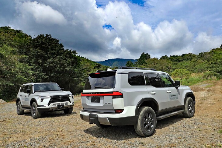 圧巻の悪路走破性はもちろんのこと、オフロード走行時の快適さも印象的だった「レクサスGX」。「レクサスLX」や「トヨタ・ランドクルーザー“300”／“250”」との違いを、ぜひ幅広いシーンで確かめてみたい。