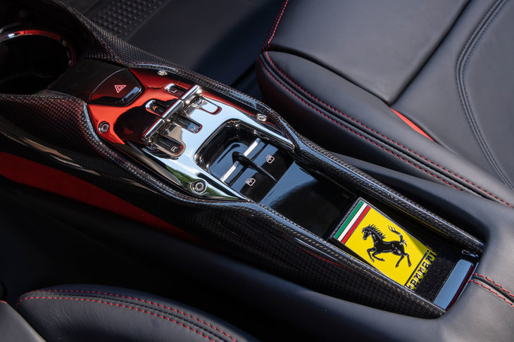 センターコンソールには過去のモデルのシフトゲートをモチーフにした意匠のシフトセレクターを配置。ただし、「D」レンジに入れる際はこちらで操作するのではなく、シフトパドルを一押しする必要がある。