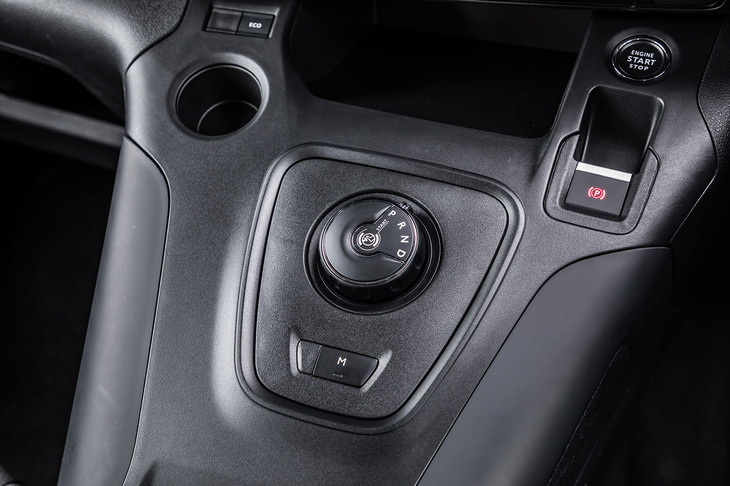 シフトセレクターはダイヤル式。「プジョー・リフター」で「アドバンスドグリップコントロール」の操作スイッチが設置されていた場所は、スイッチの“跡地”とばかりに小さなくぼみになっている。