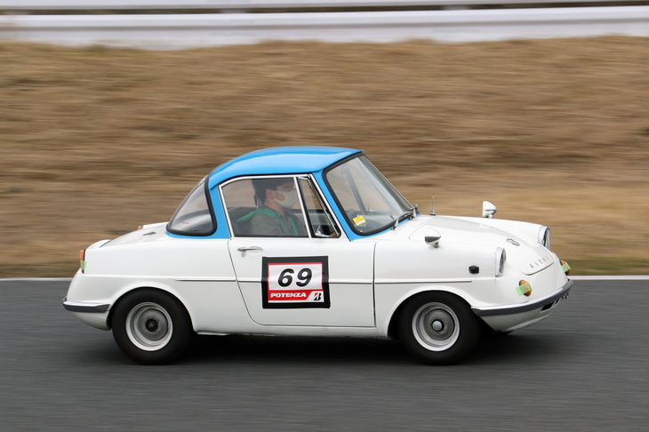 サーキットでは初めて見た「マツダR360クーペ」。参加枠はパレードランながら、車高を下げ、フェンダーミラーを砲弾型に替えて4点式シートベルトまで装着した立派な走り屋仕様である。