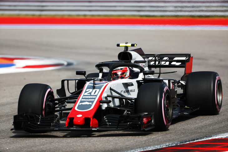 ハースは、来年もロメ・グロジャン、ケビン・マグヌッセン（写真）のコンビで戦うことを発表。また来季キミ・ライコネンのチームメイトとして、フェラーリ系のイタリア人ドライバー、アントニオ・ジョビナッツィがザウバーのシートに収まることも明らかになった。今季これまでの活躍でコンストラクターズランキング5位に躍進しているハースは、マグヌッセンが予選5位、グロジャン同9位と好位置を得てレースに臨むも、マグヌッセンは早々にシャルル・ルクレールに抜かれ、後方スタートのレッドブル勢の追い上げもあり結果8位。グロジャンはポイント圏外の11位完走となった。（Photo＝Haas）