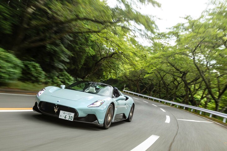 最高出力630PSのV6ターボエンジンは、3000rpmで最大トルク730N・mを発生する。0-100km/h加速は2.9秒という俊足ぶりだ。