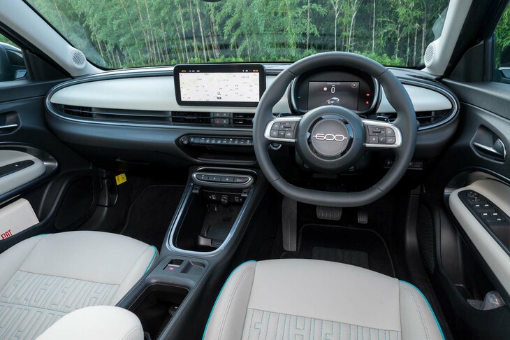 内装色はベースグレードがブラック、「ラプリマ」がアイボリー（写真）。シフトはセンタークラスター下段の押しボタン式のセレクターで操作する。純正ではフタ無しの収納ボックスには、Type-AとType-CのUSBポート、12V電源ソケット、携帯端末用のワイヤレスチャージャーが装備される。