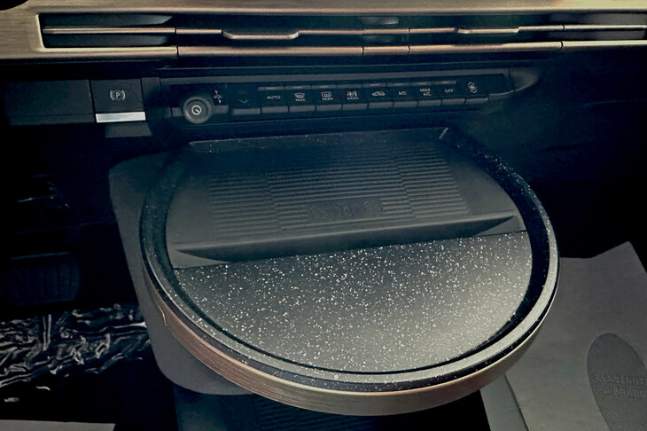 「タヴォリーノ」（イタリア語で小さなテーブル）。特別仕様車「カッシーナ」（当連載第847回参照）ほどゴージャスではないが、それと同様にワイヤレスチャージャーが備わっている。空調吹き出し口とその周辺パネルは、粋なつや消しゴールドだ。