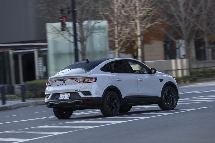 ルノーの「E-TECHフルハイブリッド」はカタログ燃費と実燃費の乖離（かいり）が小さいのが特徴。高速域での燃費の落ち込みが小さいのは、さすが欧州仕込みといえるだろう。