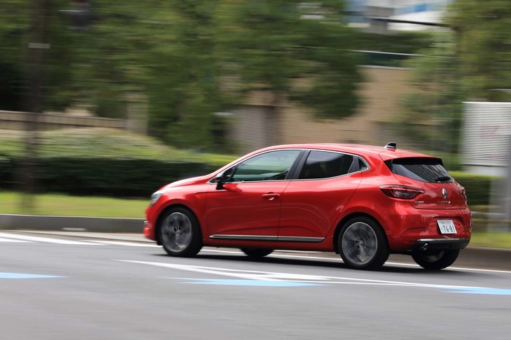 試乗した「インテンス テックパック」の車両本体価格は276万9000円。新旧の「インテンス」同士で比較すると、装備の充実によって20万円ほど値上がりしている。