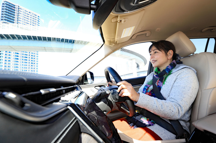 今回「ALENZA LX100」と「ALENZA 001」をチェックした竹岡 圭氏。各誌での執筆活動に加え、テレビやラジオなどでも幅広く活躍するモータージャーナリストだ。全日本ラリー選手権への参戦経験もあり、タイヤにも精通している。