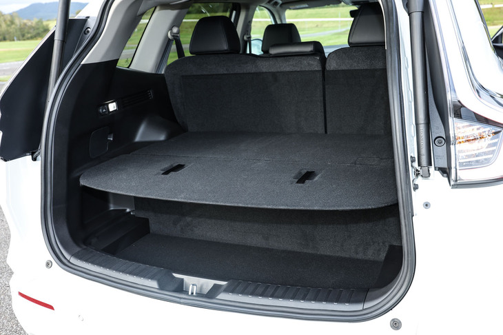 この段差を生かすためのボードが備わっており、荷室を上下2段に分けて活用可能。後席の背もたれを倒した場合はボードとフラットな空間が生まれる。