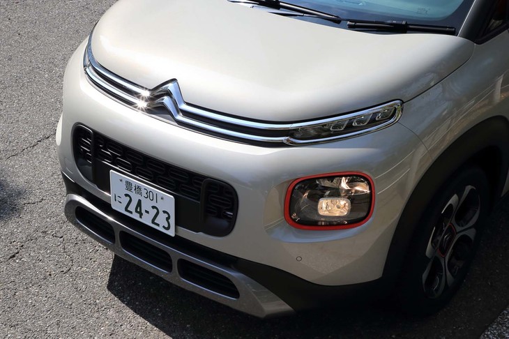 「C3エアクロスSUV」の個性を印象づけるフロントまわり。エンブレムから水平に伸びるラインの両端にはデイタイムランニングランプとウインカーがあり、グリルの両サイド（下段）にヘッドランプが配される。