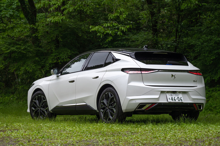 5ドアハッチバックとコンパクトSUVを融合したようなスタイリングが特徴の「DS 4」。ディテールでは、シャープなプレスラインやきらびやかな灯火類の意匠などが目を引く。