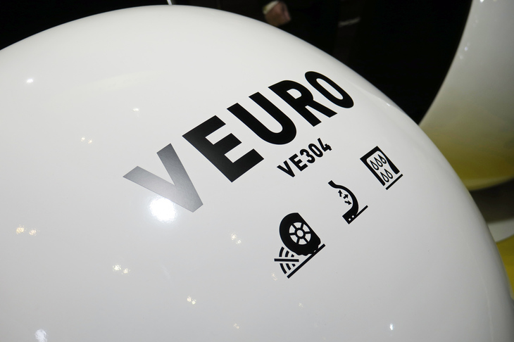 走行時の車内の音を聞き比べられる「LISTEN DUNLOP」のコーナー。コンフォートタイヤ「ダンロップ・ビューロVE304」の音を当てるクイズを通して、ビューロの静粛性を実感してもらおうというものだ。