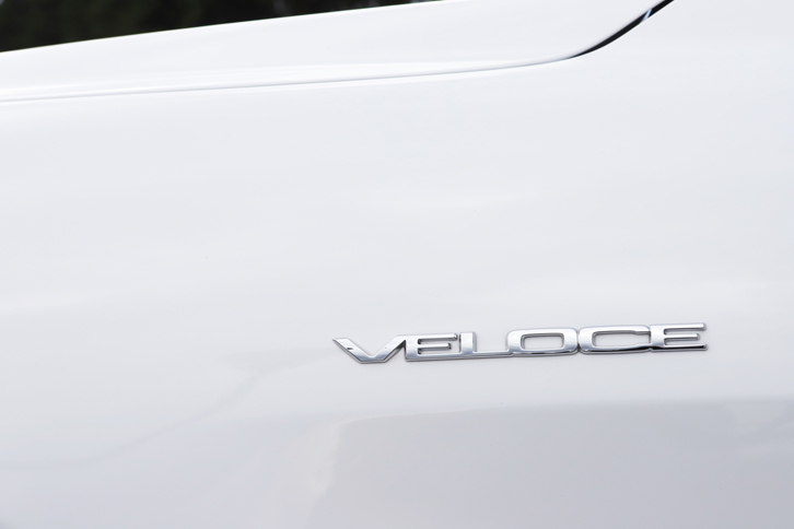 ベースグレードに「スーパー」「ヴェローチェ」「クアドリフォリオ」と4つのグレードが設定される「ジュリア」だが、4WD車が選択できるのはヴェローチェのみとなっている。