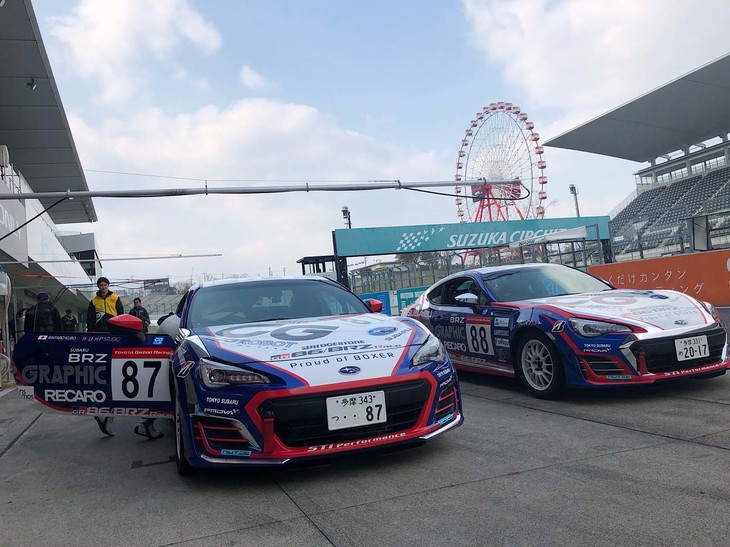 次は先輩方のレース！ クラブマンシリーズとは少し違った緊張感があり、レース中もどこを見ても常に接近戦でいつも勉強になります。2台はスタートからどんどん追い上げ、井口選手は12位、久保選手は10位でチェッカーを受けました！