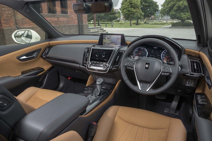 クラウンのインテリアは“Simple & Emotion（シンプル アンド エモーション）”をテーマにデザインされている。特別仕様車の優雅なツートンカラーは、ダッシュボードからドアトリムへと連続する特徴的なラインを一段と印象づける。