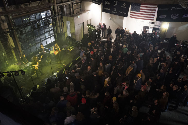 夜にはメインステージで音楽ライブも開催。地元で有名なバンドがステージに上がることから、そのライブを見に来る観客も多いという。ライブには数バンドがセットされ、深夜までタイムスケジュールが組まれていた。