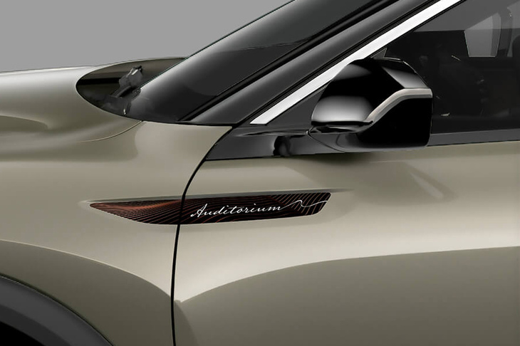 ボディーサイドに付けられた「Auditorium」のステッカー。