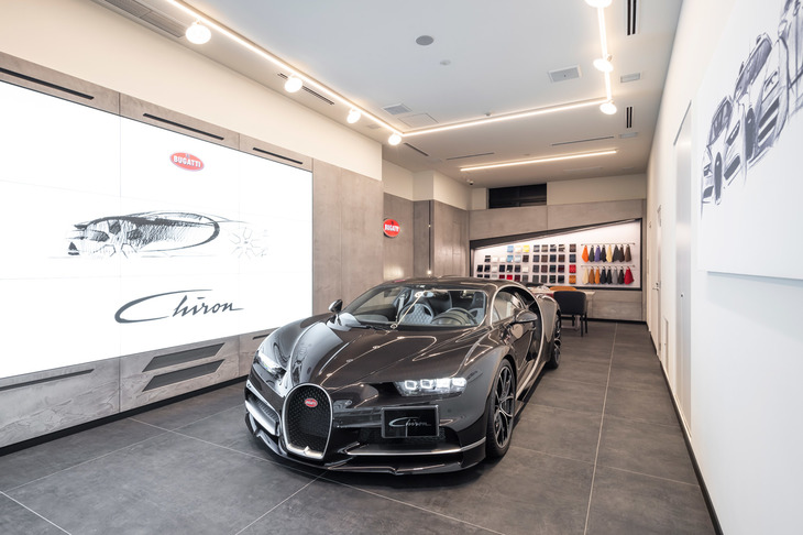 「ブガッティ東京」は、同じスカイグループが運営するマクラーレンやランボルギーニのショールームも軒（のき）を連ねる、東京・港区の外苑西通り沿いに位置している。（写真：スカイグループ）