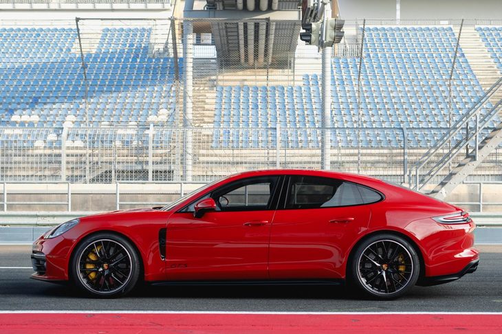 足まわりには、他のモデルより10mmローダウンされたスポーツサスペンションを採用。また、柔軟な制御と調整幅の大きなスプリングレートを実現する、3チャンバー式のアダプティブエアサスペンションを標準装備している。