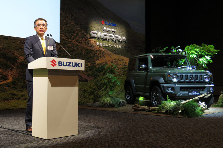 いよいよ発表会がスタート。まずはスズキの鈴木俊宏社長が登壇し、「ジムニー」の歴史を紹介するとともに、同車の市販化を決断した鈴木 修会長のメッセージを朗読した。