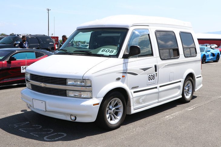 「カマロ」や「コルベット」と並ぶシボレーの看板車種だった「アストロ」。フロントフェンダーのエンブレムから、当時の正規輸入車であり、米スタークラフト社が手がけたコンバージョンモデル「スタークラフト」だと分かる。そのエアロで迫力を増したスタイルは、日本の“クールなミニバン”のお手本になったと言っても過言ではないだろう。
