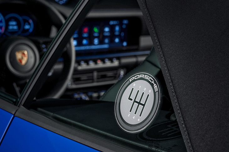 リアサイドウィンドウに貼られたシフトパターンのロゴ入りステッカー。