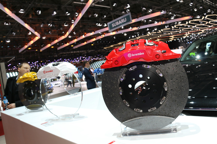 ブレンボは今年、1号パビリオンに出展。サプライヤーとはいうものの、製品をオブジェのごとく見せる魅力的なディスプレイで、来場者の注目を集めていた。