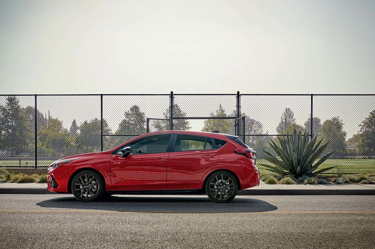 先行して国内デビューした「クロストレック」のパワーユニットは、2リッターの水平対向4気筒エンジンをベースとするマイルドハイブリッドシステム「e-BOXER」。新型「インプレッサ」も（少なくとも2リッターは）同じ仕様になると考えるのが自然だが、果たして……？