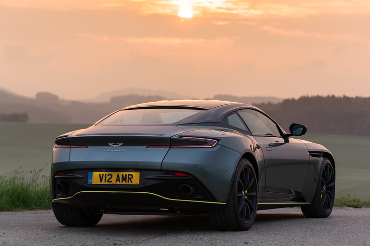 「アストンマーティンDB11」のリアビュー。リアコンビランプは、フェンダーパネルのふくらみやトランクリッドの造形に沿うようにデザインされている。